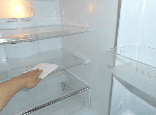 冷蔵庫を掃除する