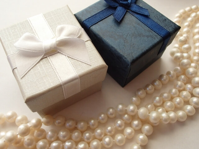 真珠のお手入れの状態や鑑別書などの付属品なども重要