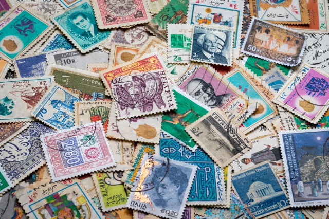 使用済み切手 | 古い外国の切手。122 枚。台紙に貼り付けています 